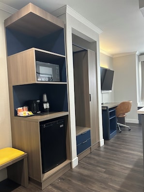 Zimmersafe, Schreibtisch, Verdunkelungsvorhänge, Bügeleisen/Bügelbrett