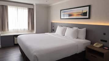 Rom – standard, 1 kingsize-seng, ikke-røyk | Safe på rommet, skrivebord, blendingsgardiner og strykejern/-brett