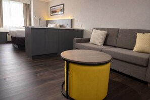 Suite, 1 queensize-seng med sovesofa, ikke-røyk | Safe på rommet, skrivebord, blendingsgardiner og strykejern/-brett