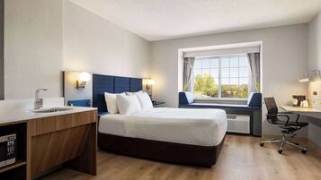 Cofres nos quartos, escrivaninha, ferros/tábuas de passar roupa