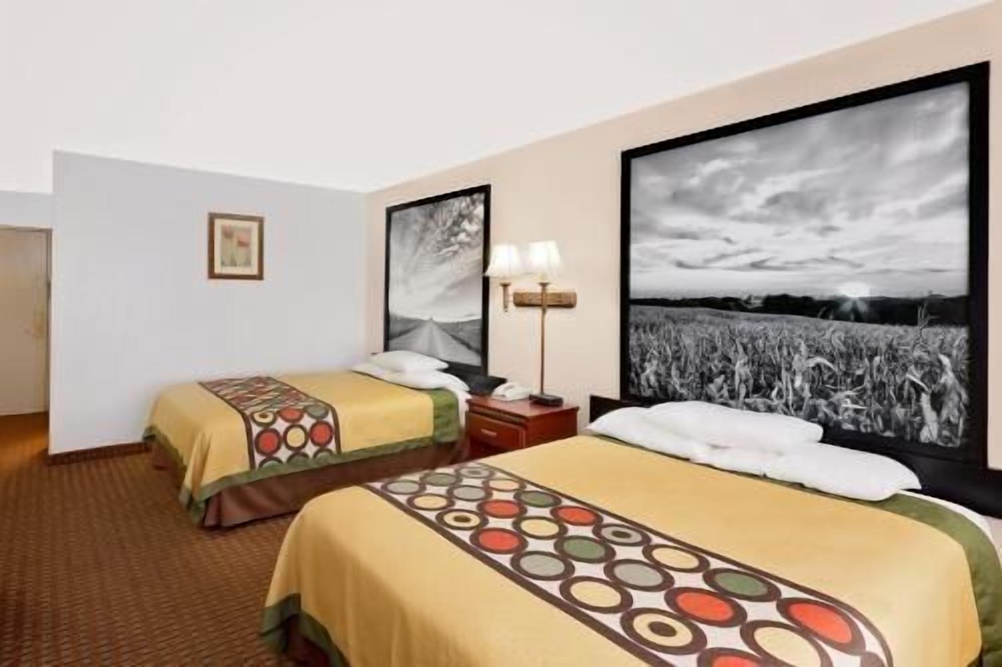 办公桌、笔记本电脑工作区、遮光窗帘、熨斗/熨衣板