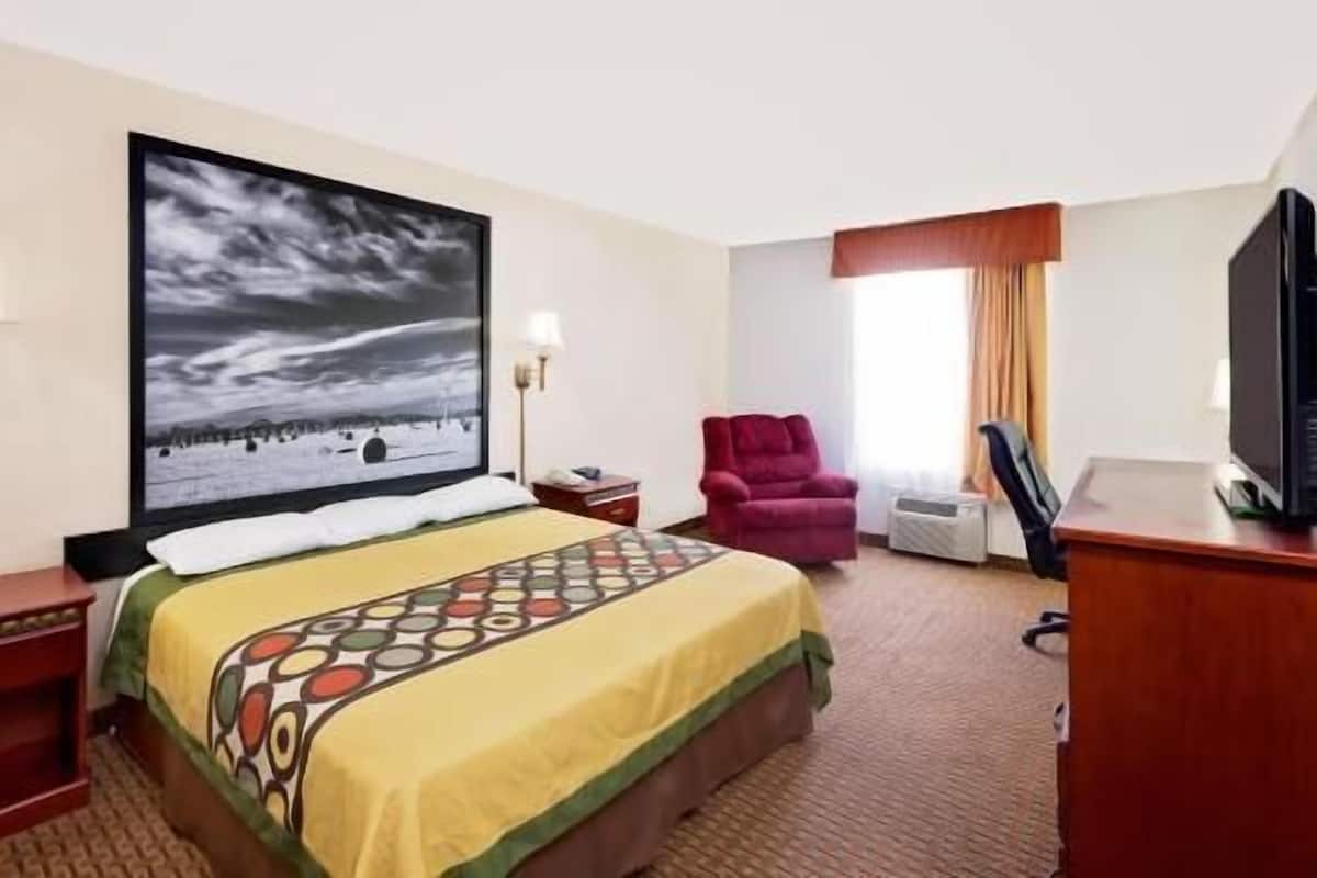 Escritorio, espacio para trabajar con laptop y cortinas blackout