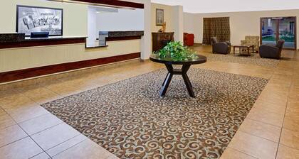 Super 8 by Wyndham Plainview