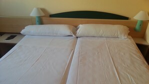 In-room safe, desk, blackout drapes, soundproofing - Hotel Iris (Guadalajara)