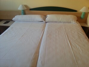 Caixa forta a l'habitació, mobiliari individual i escriptori 