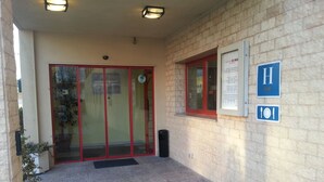 Property entrance - Hotel Iris (Guadalajara)