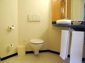 Dusche, kostenlose Toilettenartikel, Handtücher