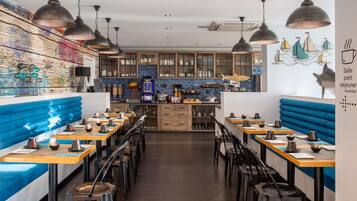 Desayuno buffet diario (EUR 18 por persona)