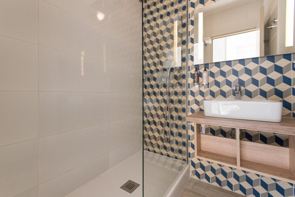 hypo-allergenic bedding, minibar, in-room safe, desk