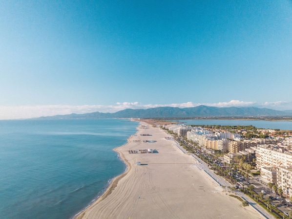 Una spiaggia nelle vicinanze