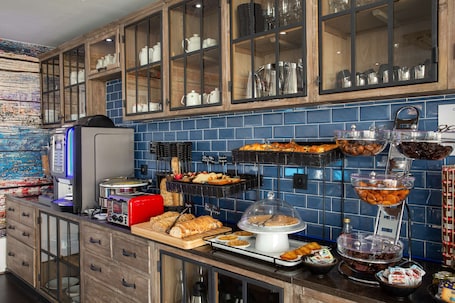 Desayuno buffet diario (EUR 18 por persona)