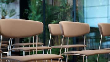 Een rij moderne stoelen met metalen poten en beklede zitplaatsen, op een rij geplaatst.