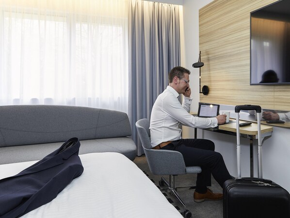 Minibar, in-room safe, desk, blackout curtains - Novotel Ieper Centrum Flanders Fields (Ypres)