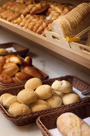 Desayuno buffet diario (EUR 25 por persona)