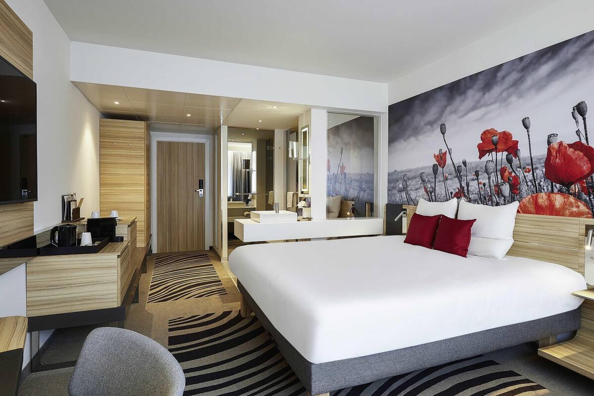 superior double room, 1 double bed | minibar, in-room safe, desk, blackout curtains