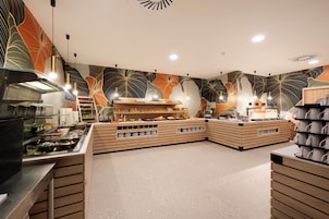 Desayuno buffet diario (EUR 25 por persona)