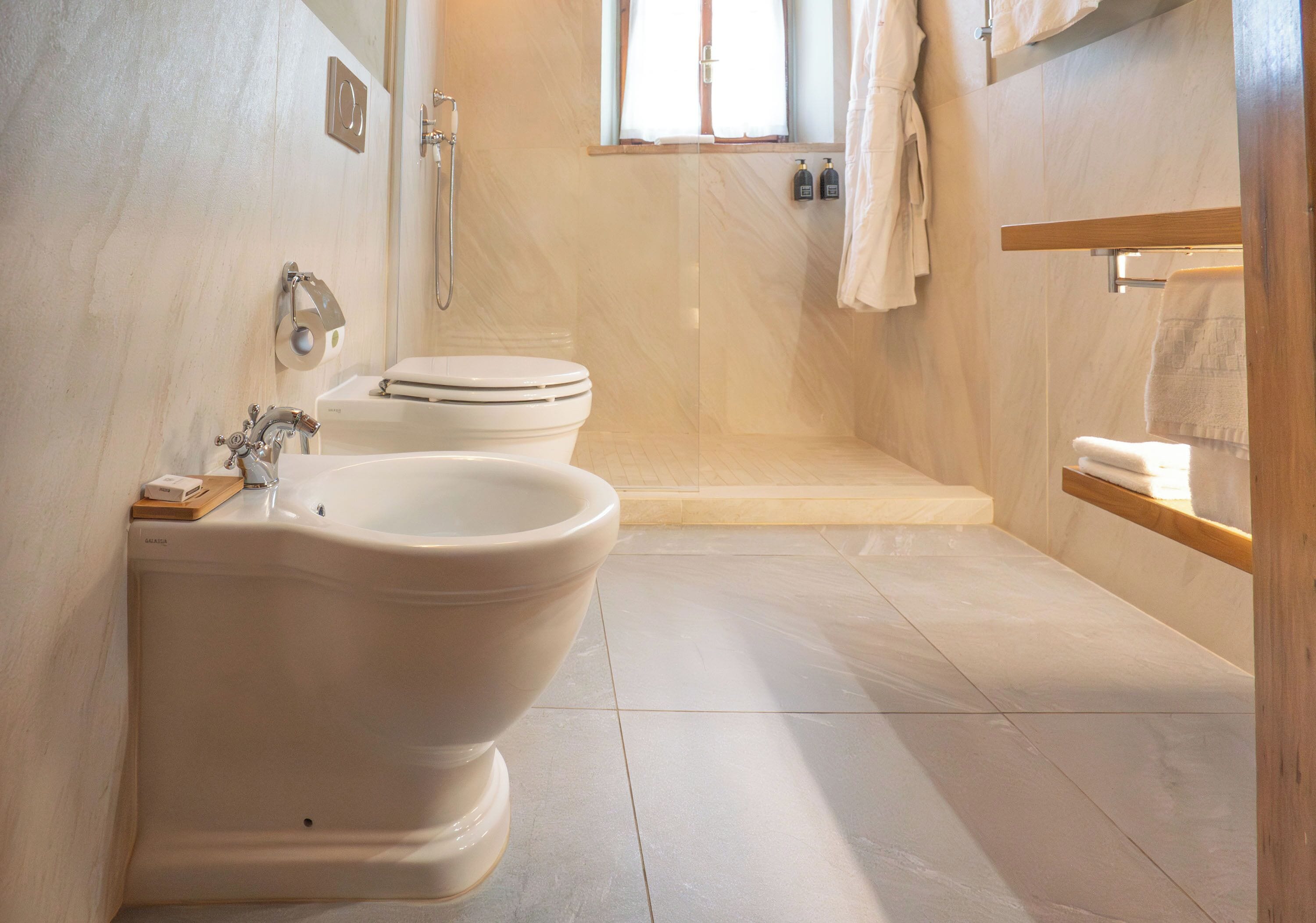 Une salle de bain avec une baignoire, des toilettes et une douche.