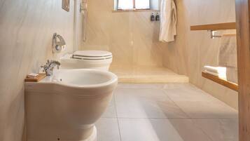 Une salle de bain avec une baignoire, des toilettes et une douche.