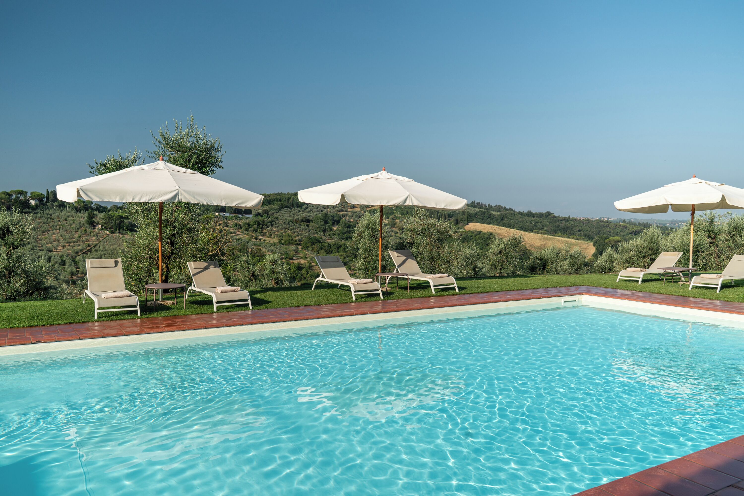 حمّام سباحة خارجي موسمي، مظلات على حمّام السباحة، مقاعد للتشمس