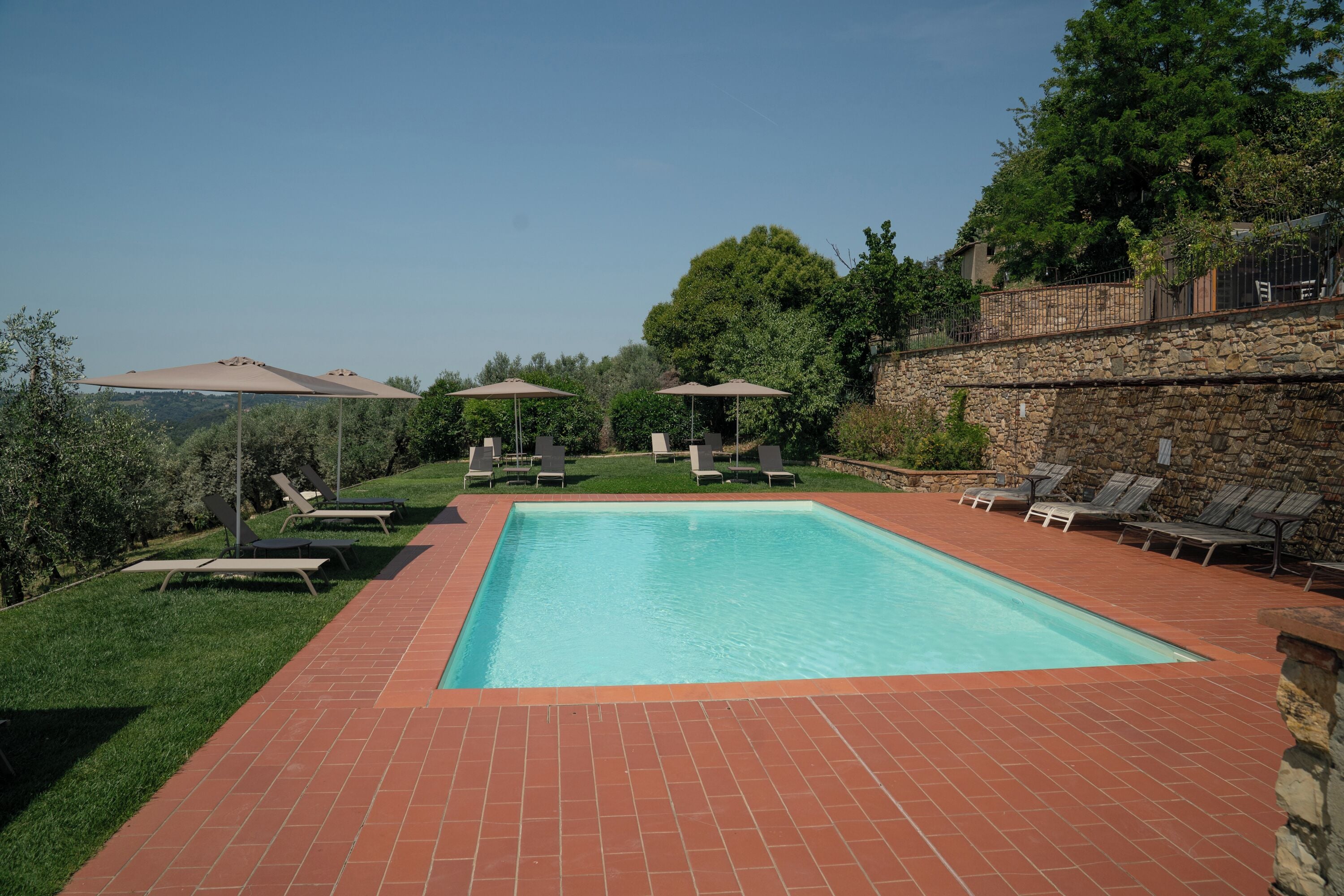 Una piscina al aire libre de temporada, cabañas de piscina gratuitas