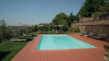 Una piscina al aire libre de temporada, cabañas de piscina gratuitas