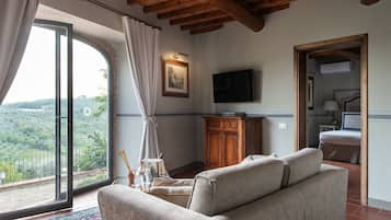 Panoramic Suite, Garden View | Living area