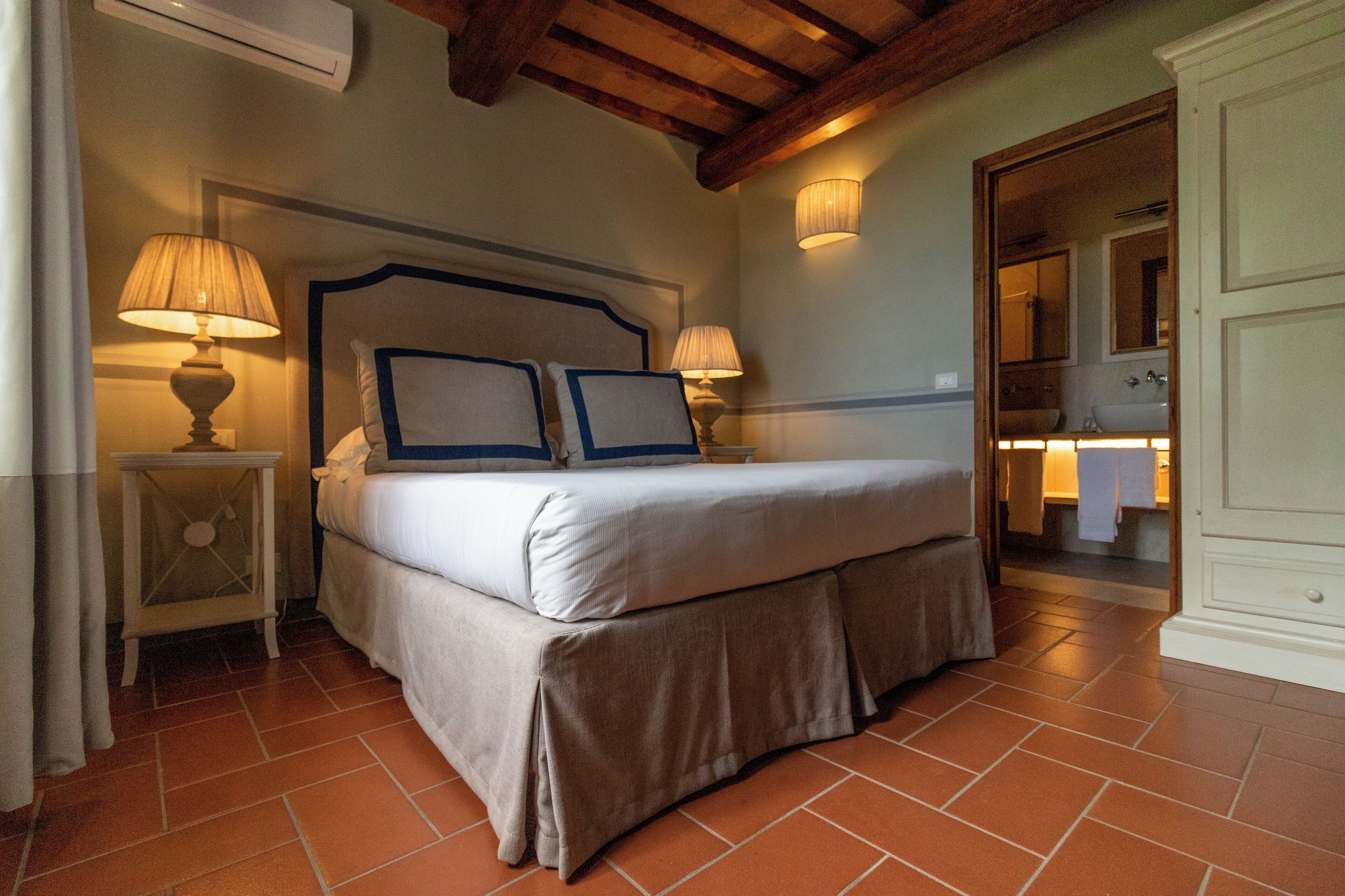 Cubrecamas, minibar y caja de seguridad en la habitación 