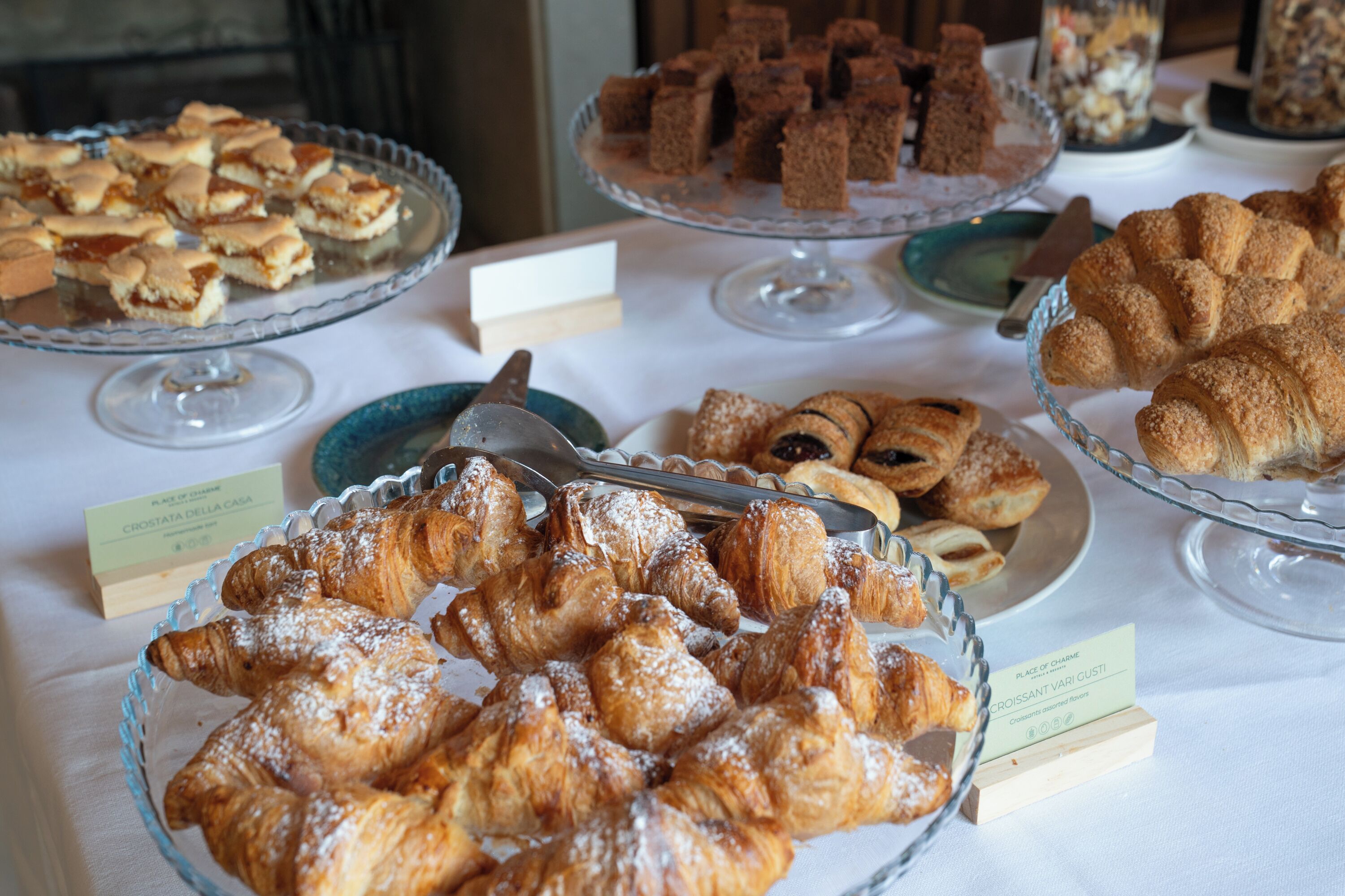 Un bufé con diversos pasteles y postres.