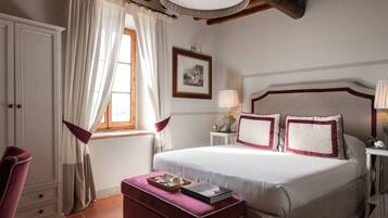 Daunenbettdecken, Minibar, Zimmersafe, individuell dekoriert