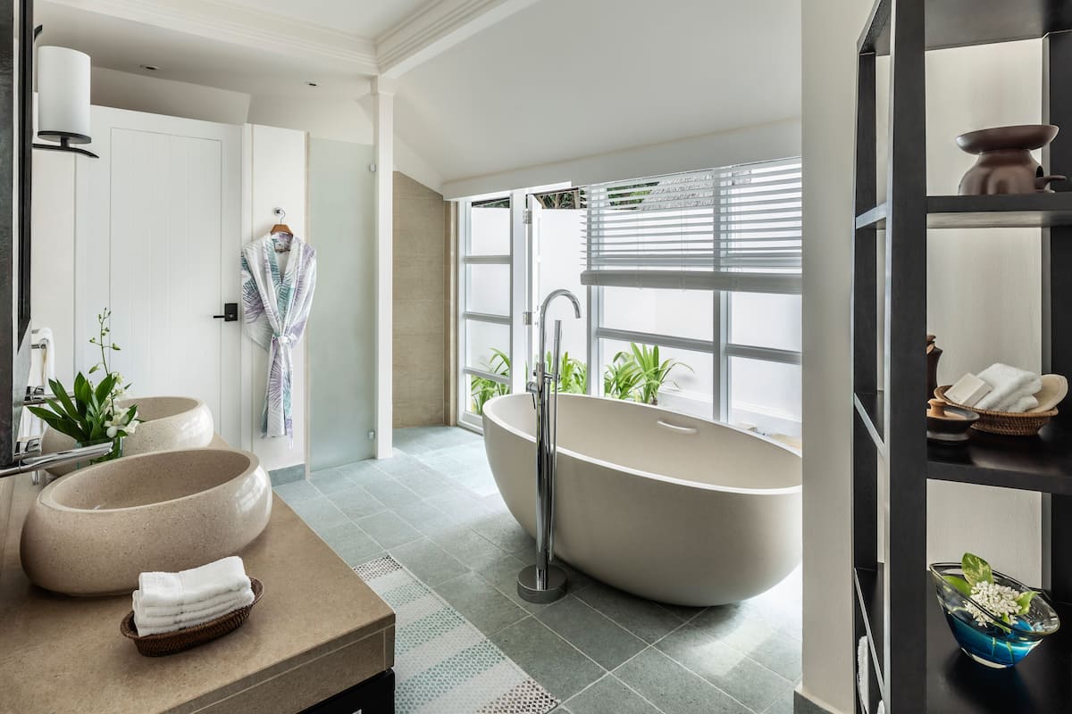 combined shower/bathtub, designer toiletries, hair dryer, slippers