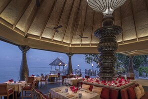 4 restaurants, servant le déjeuner et le dîner; cuisine indienne