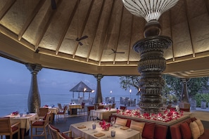 4 restaurants, servant le déjeuner et le dîner; cuisine indienne