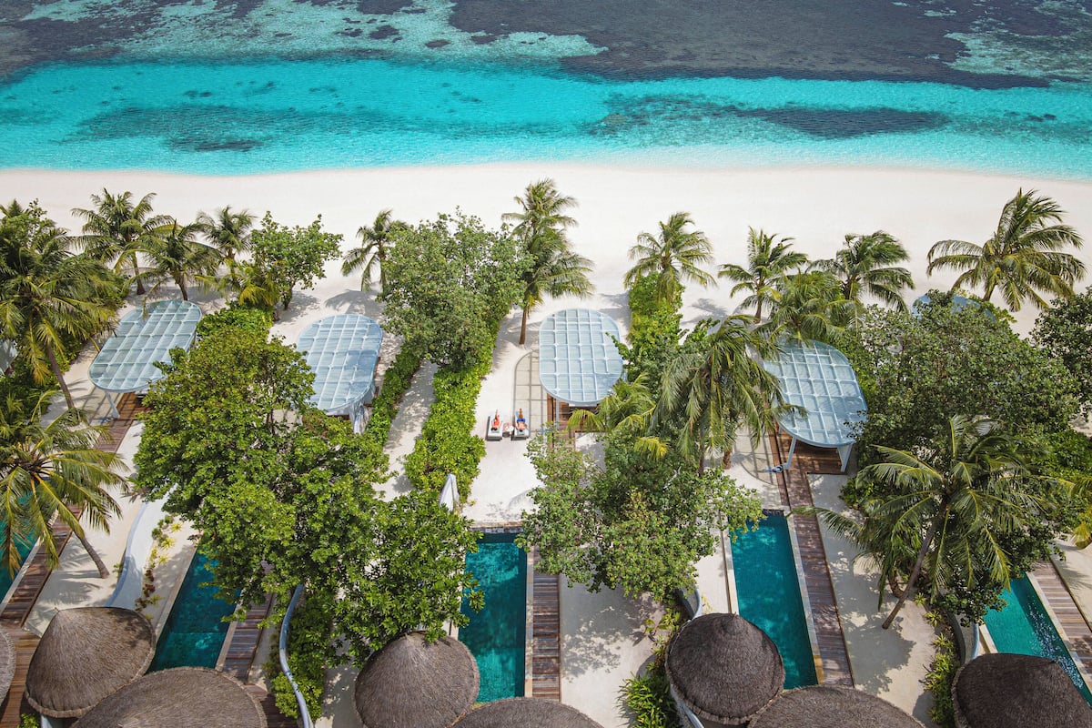 วิลล่าสำหรับครอบครัว, เตียงคิงไซส์ 1 เตียง (Sunrise Beach with Pool) | เครื่องนอนระดับพรีเมียม, มินิบาร์, ตู้นิรภัยในห้องพัก, โต๊ะทำงาน