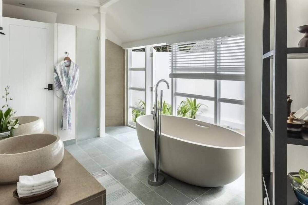 Combined shower/tub, designer toiletries, hair dryer, slippers