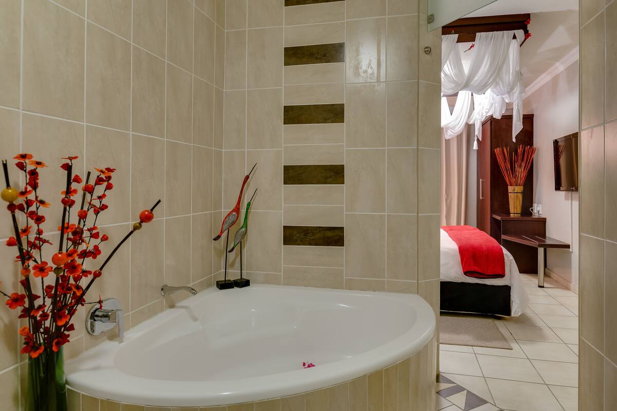 standard room | bathroom | shower, free toiletries, hair dryer, towels
