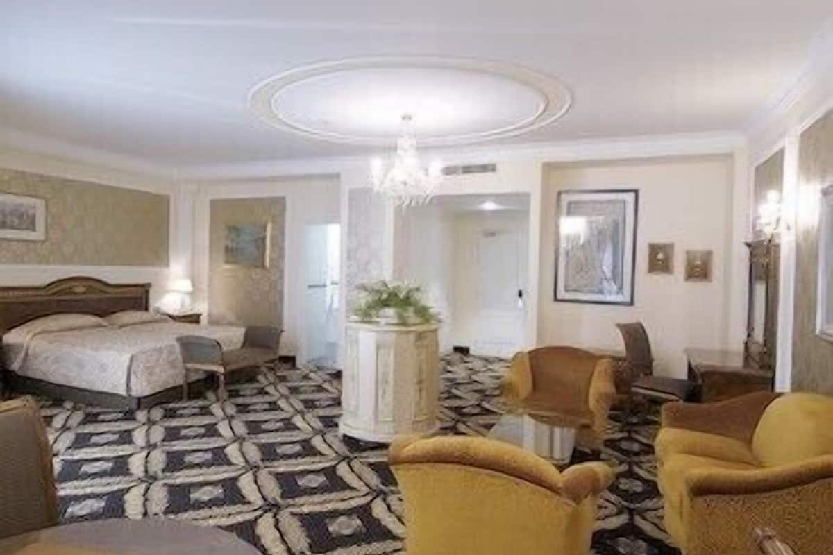 junior suite | minibar, in-room safe, desk, free wifi