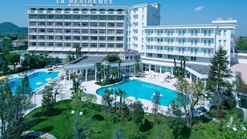 4 piscine coperte, 2 piscine all'aperto, ombrelloni da piscina, lettini