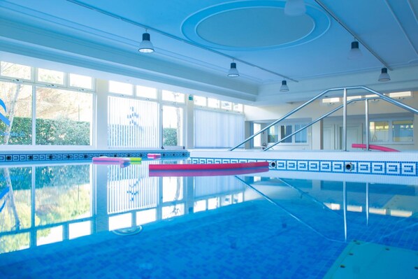 Piscine extérieure, chaises longues