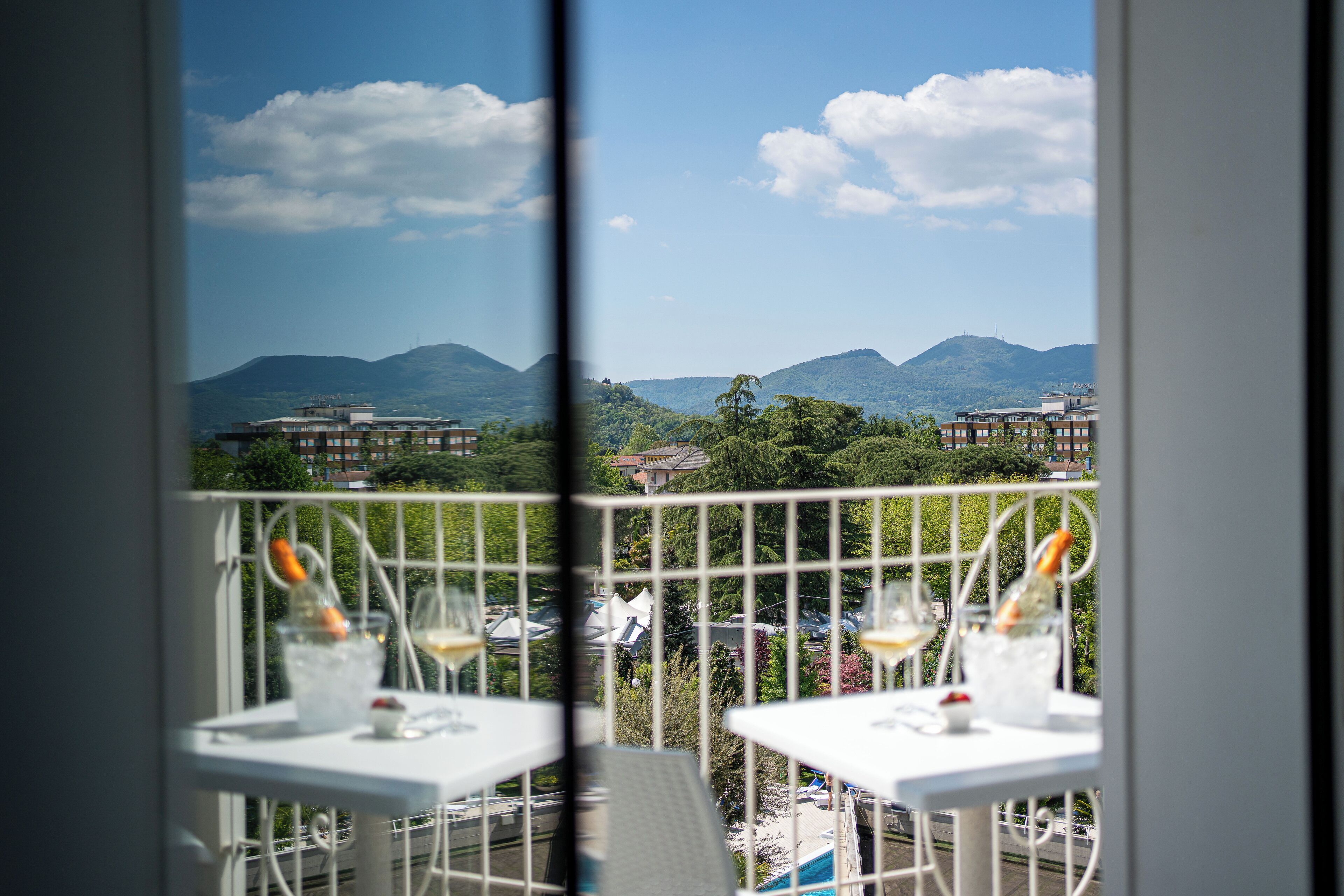 Minibar, in-room safe, desk, free WiFi