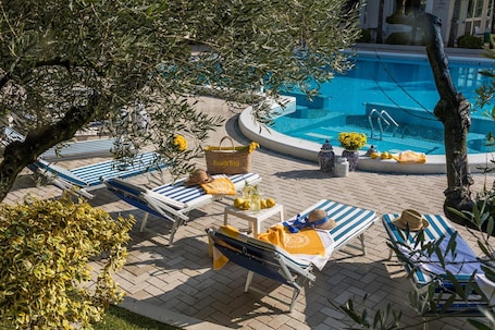 4 albercas techadas, 2 albercas al aire libre y sombrillas en la alberca