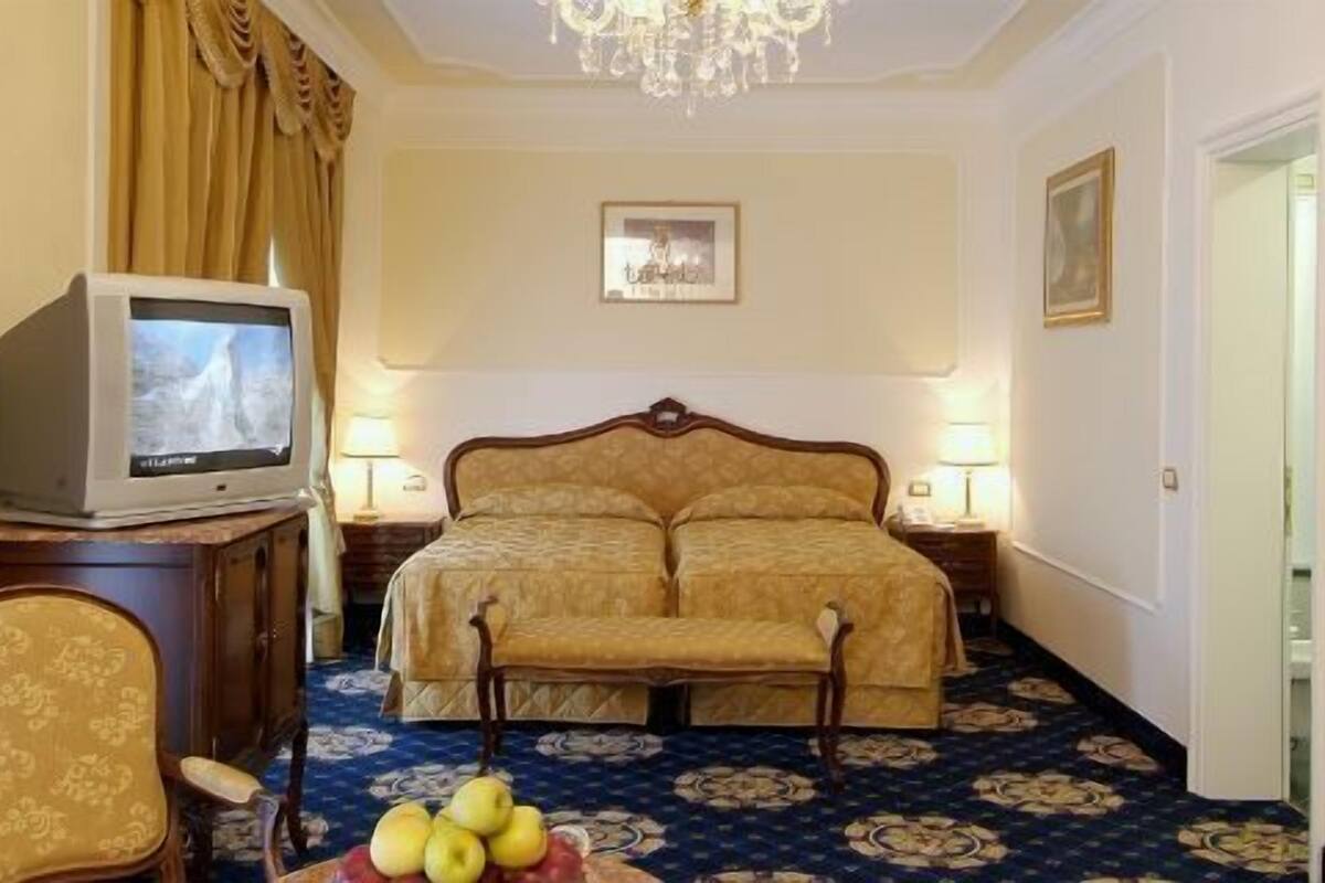 junior suite | minibar, in-room safe, desk, free wifi