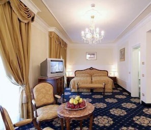 Junior Suite | Minibar, in-room safe, desk, free WiFi