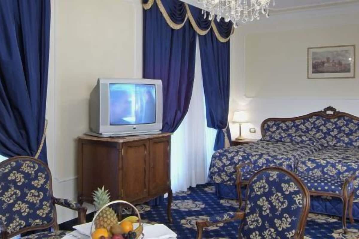 Minibar, in-room safe, desk, free WiFi