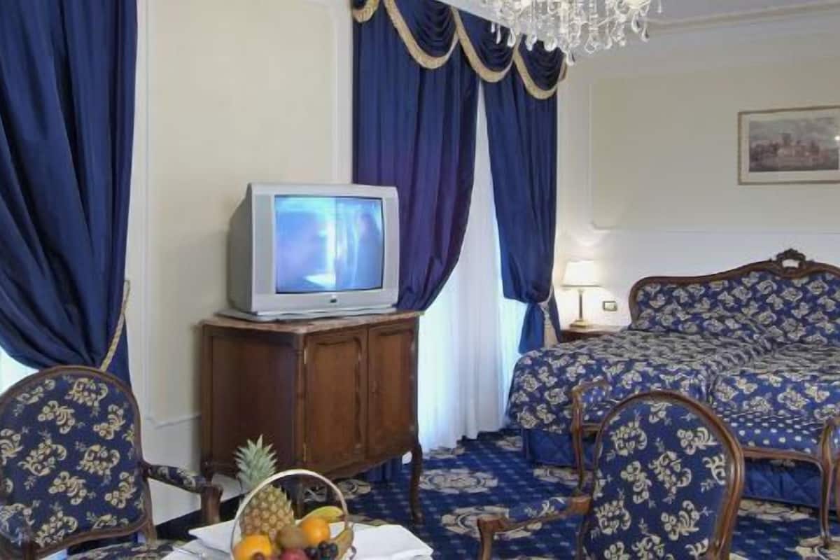 Minibar, in-room safe, desk, free WiFi