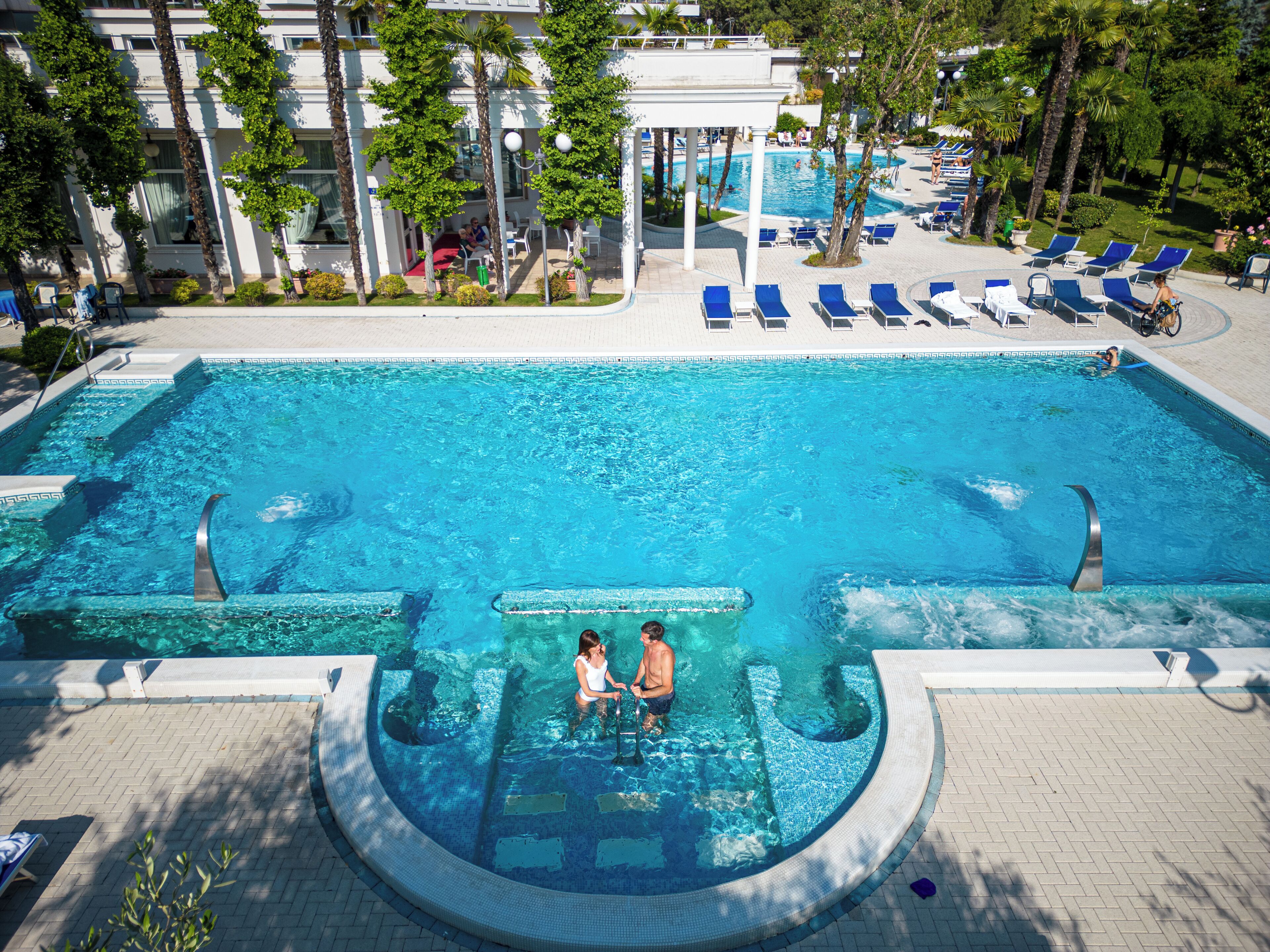 4 piscines couvertes, 2 piscines extérieures, parasols de plage