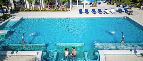 4 piscines cobertes, 2 piscines a l'aire lliure, para-sols i gandules