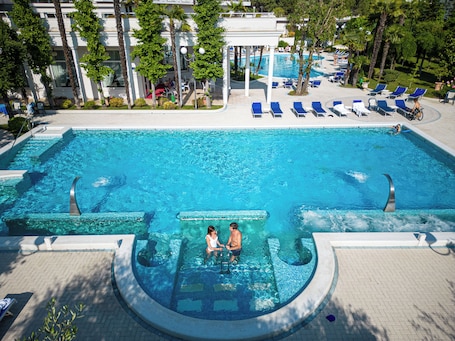 4 kolam renang indoor dan 2 kolam renang outdoor