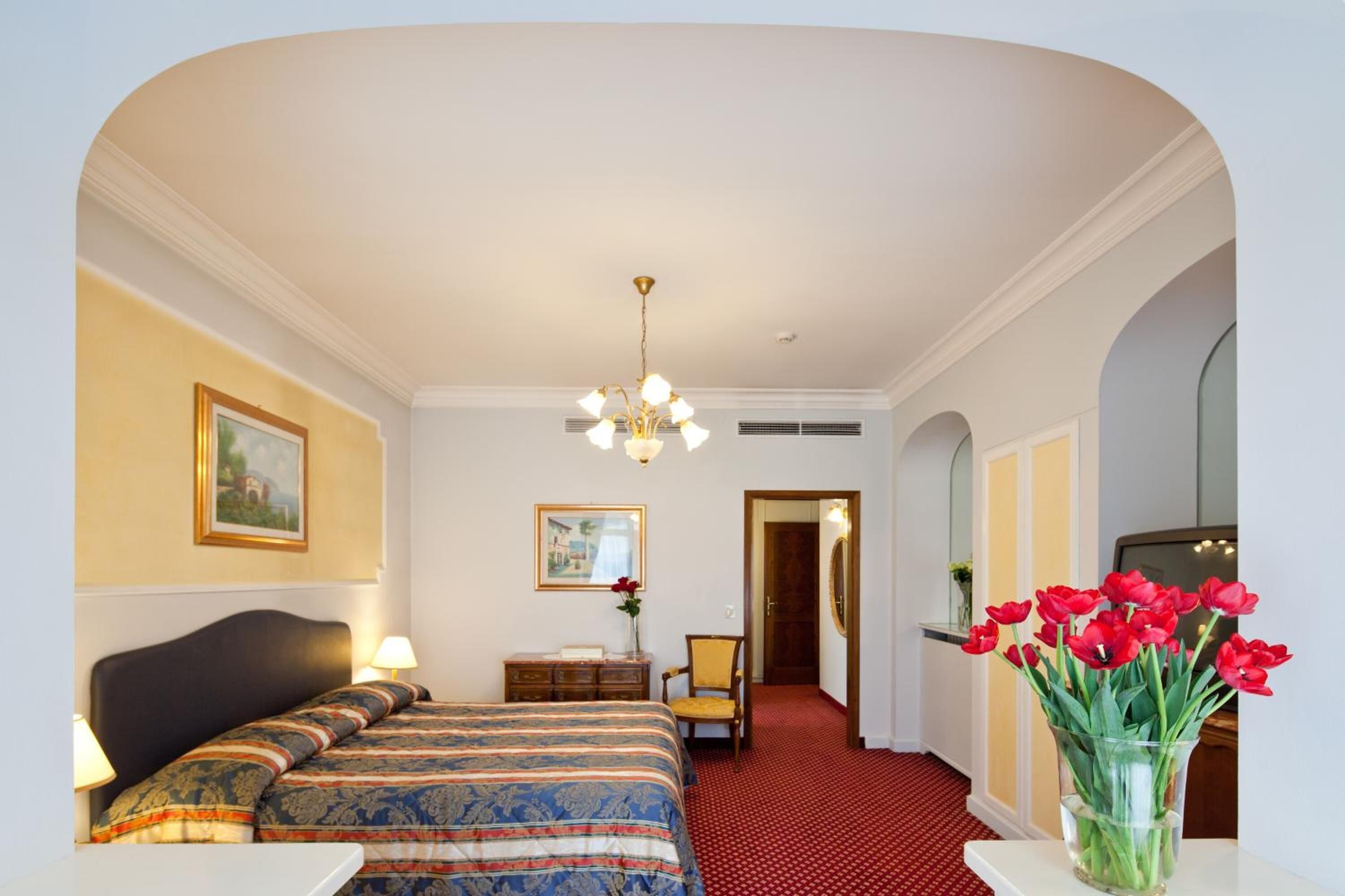 deluxe room | minibar, in-room safe, desk, free wifi