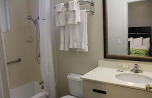 Hair dryer, towels - Layne Hotel (San Francisco)