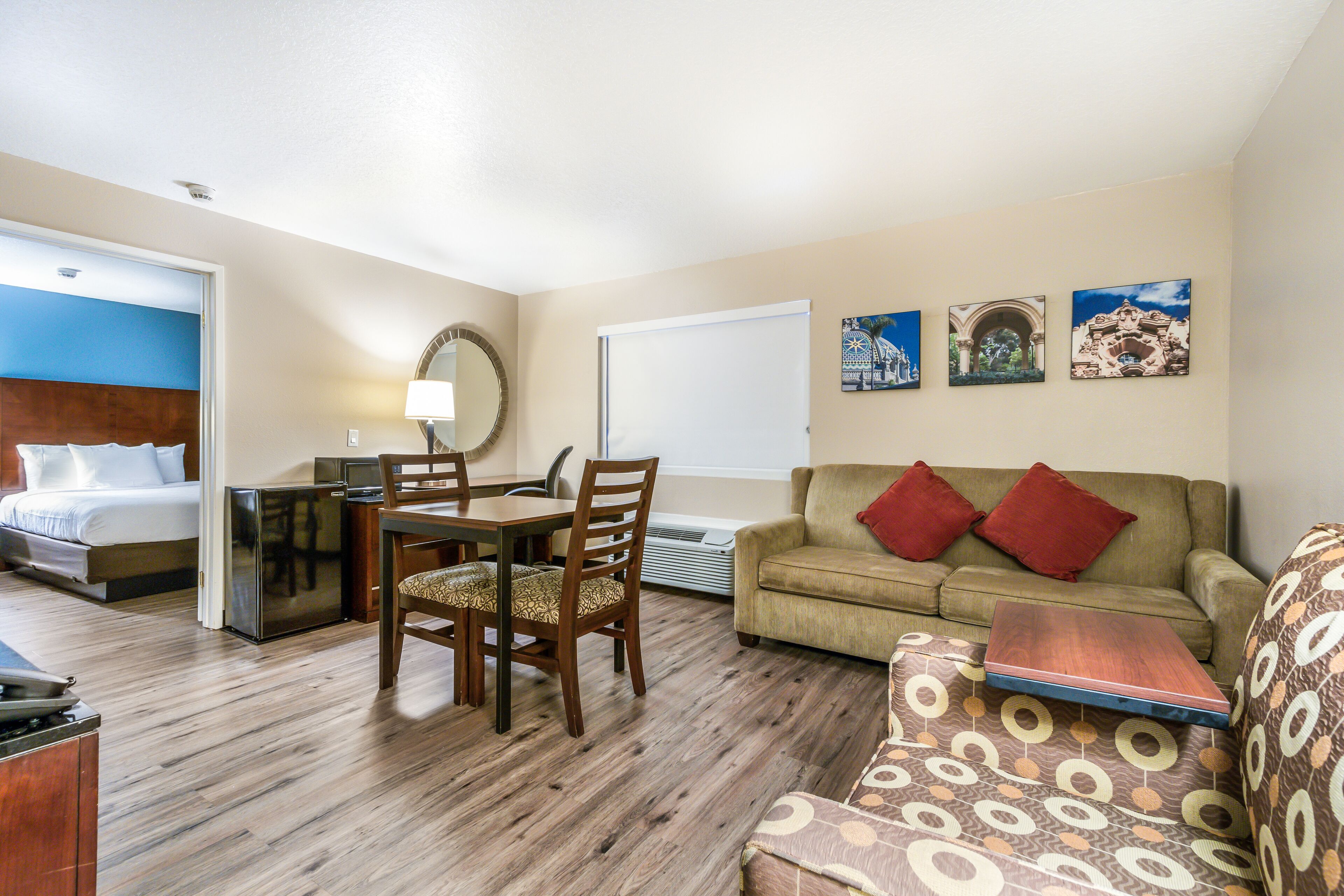 2 Queen Beds Separate Living Room